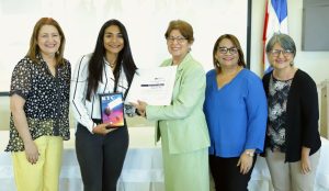 UAPA entrega premios ganadores concurso de cuentos cortos sobre los valores