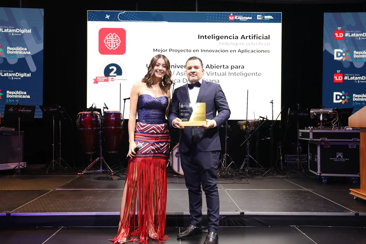 El ingnieron radonlph Morillo recibi el premio de la UAPA