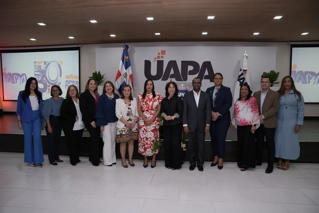 Autoridades de la universidad e invitados espeficiales
