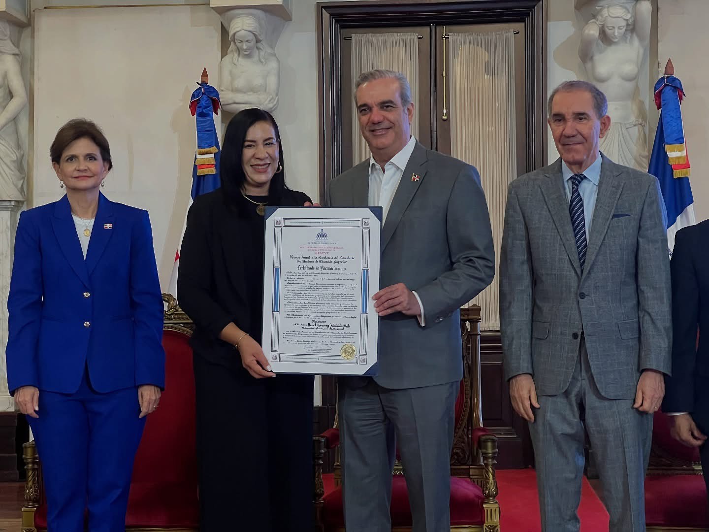 Facilitadora de la UAPA recibe Premio de Excelencia Magisterial 1 Yabetr Jiminian recibeb premio