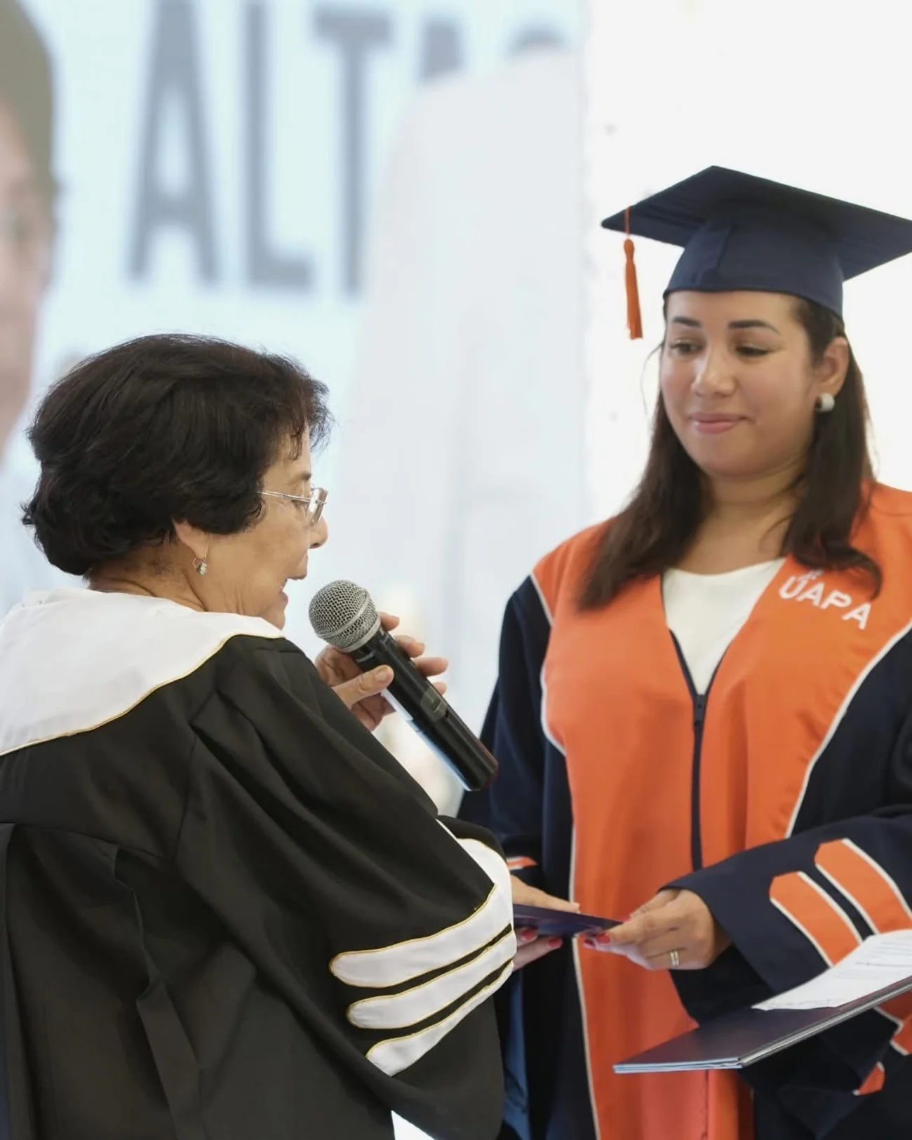 Discurso de la Dra. Altagracia López Ferreiras en la Septuagésima Quinta Graduación Ordinaria 2 ALtagracia lopez yla rectora Alejandra Hernandez