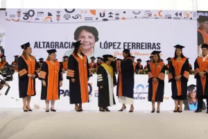 UAPA gradúa 1,170 profesionales y entrega Doctor Honoris Causa a la maestra Altagracia López 5 Entrega del Doctor Honoris Causa a la maestra Altagracia Lopez